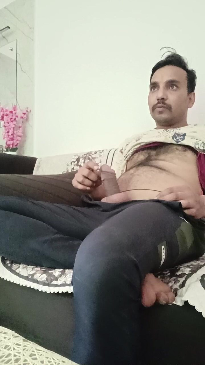 Rajasthani-old-lover: Masturbarsi sul mio divano guardando la TV