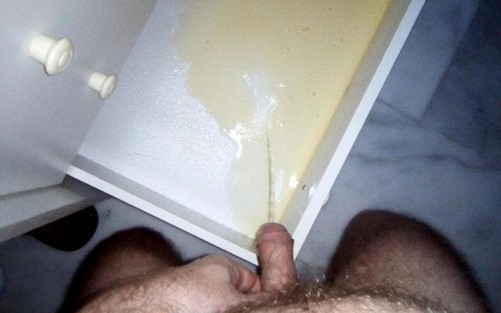 Sex hub male: John prend une pisse matinale dans le tiroir