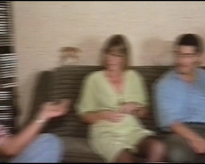 German Threesome: Zobacz, jak ta niemiecka dojrzała dama ma palcami cipkę