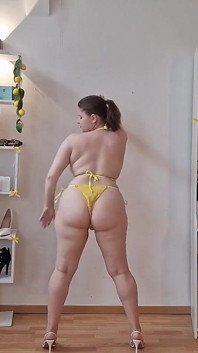 Model Loses Bikini on Catwalk Embarrassed Running Away