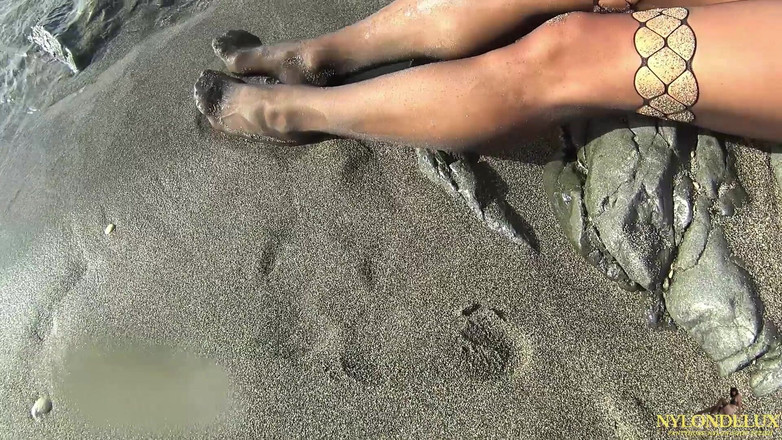 Nylondelux: Nylon-spaß am öffentlichen strand