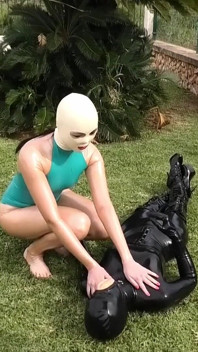 Sentando na cara na buceta boneca