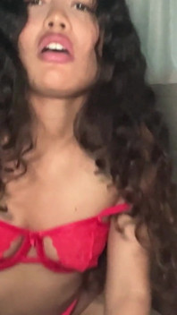 Une jeune femme sexy avec un joli visage se fait baiser