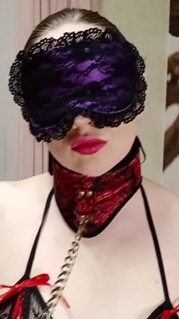 Mit einem Vibrator spielen und mit verbundenen augen