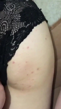 Une fille enceinte pénètre la chatte étroite de sa camarade de classe