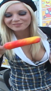 Bionda calda e sexy scopata e sborrata in faccia nel suo camion