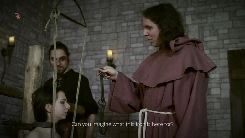 Inquisition and prison world: Dręczona dziwka - Judith jest mocowana na krześle przesłuchania z zaciskami śrub...