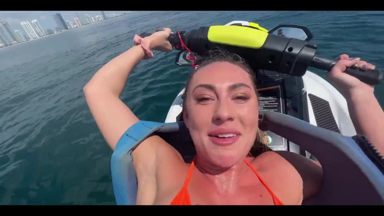 Maximo Garcia: Blondă excitată își fute pizda forată pe un Jetski