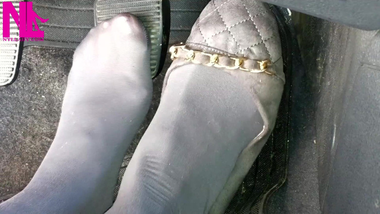 Nyllady: Reving in Grey Flats dengan Rantai dalam Mp4format