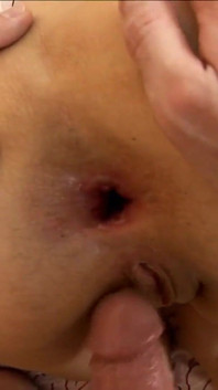 Veronika masturbiert ihre muschi und ihren anus mit einem vibrator und wird dann gefickt