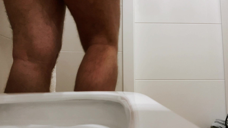 Culon: Crossdresser Mit Großem Po Im Minirock Pinkelt