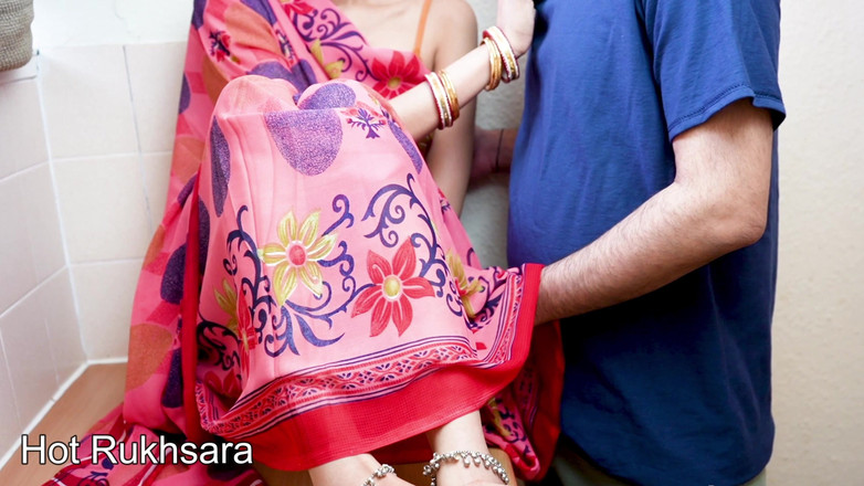 hot_rukhsara: Můj spolupracovník Riaz přišel domů a ošukal mě v kuchyni,...