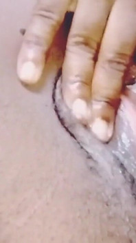 La lesbica beccata a sditalinarsi