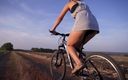 Teasecombo 4K: Езда на велосипеде на улице и светит задницей в мини-юбке