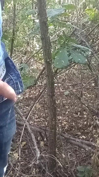 Mea en el bosque y tiene una paja rápida
