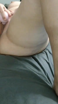 Frecare de clitoris făcând ca pizda să fie umedă