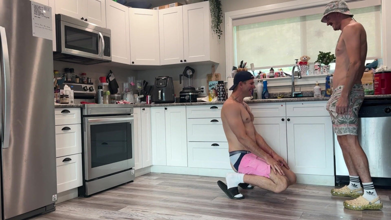 Icedflame: Tratando de limpiar la cocina con una polla en el...