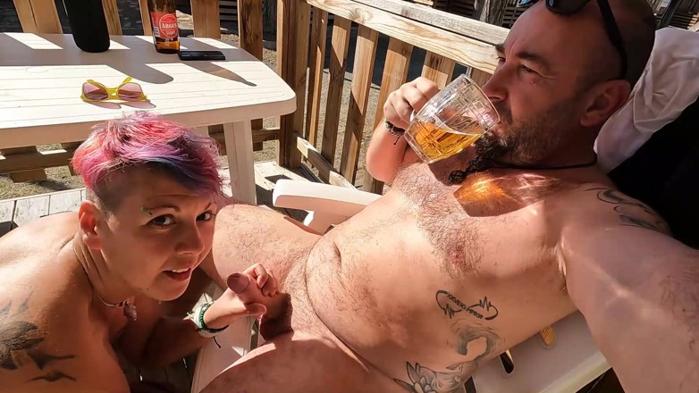 bekycarril: Muie în aer liber într-un camping pe terasă în timp ce sorbi