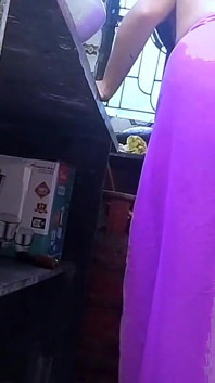 Mentre Bhabi lavorava in cucina, Devar viene e la mise a carponi e la scopa