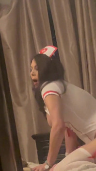 Jururawat Ashlynn menunggang pesakitnya