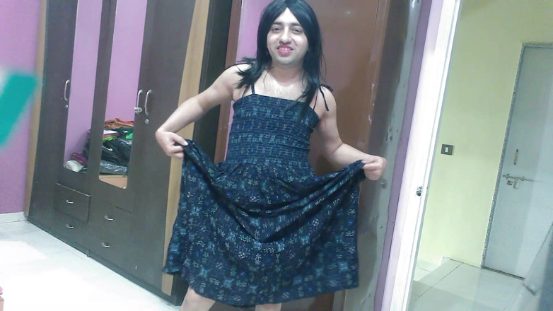 Cute & Nude Crossdresser: Quente maricas crossdresser Femboy Sweet Lollipop mijando em um copo...