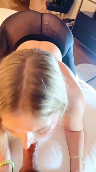 Blonde Jill menghisap air mani keluar dari zakar dalam pantyhose hitam berkilatnya