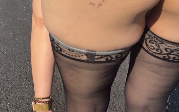 Lady Oups: Îmi pierd tanga în timpul unei plimbări în aer liber într-o rochie micro...