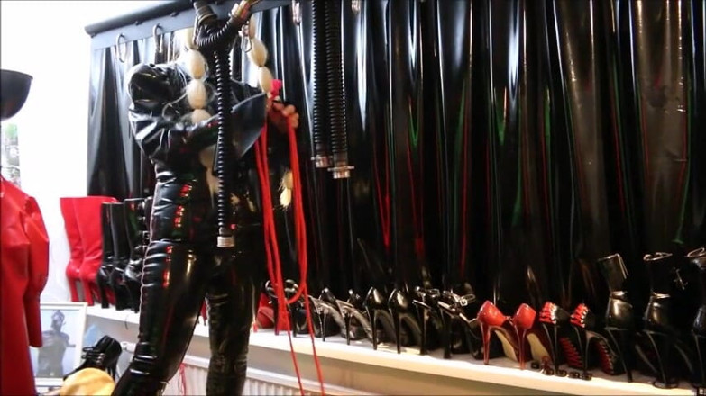 Rubber And Bondage Girl Kim: Provocando con un impotente esclavo de goma