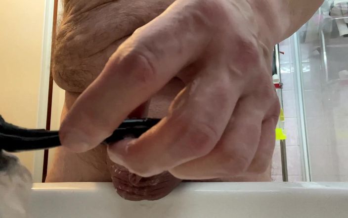 Wichskumpel: Mets-toi à poil et rase ma petite bite et mes couilles