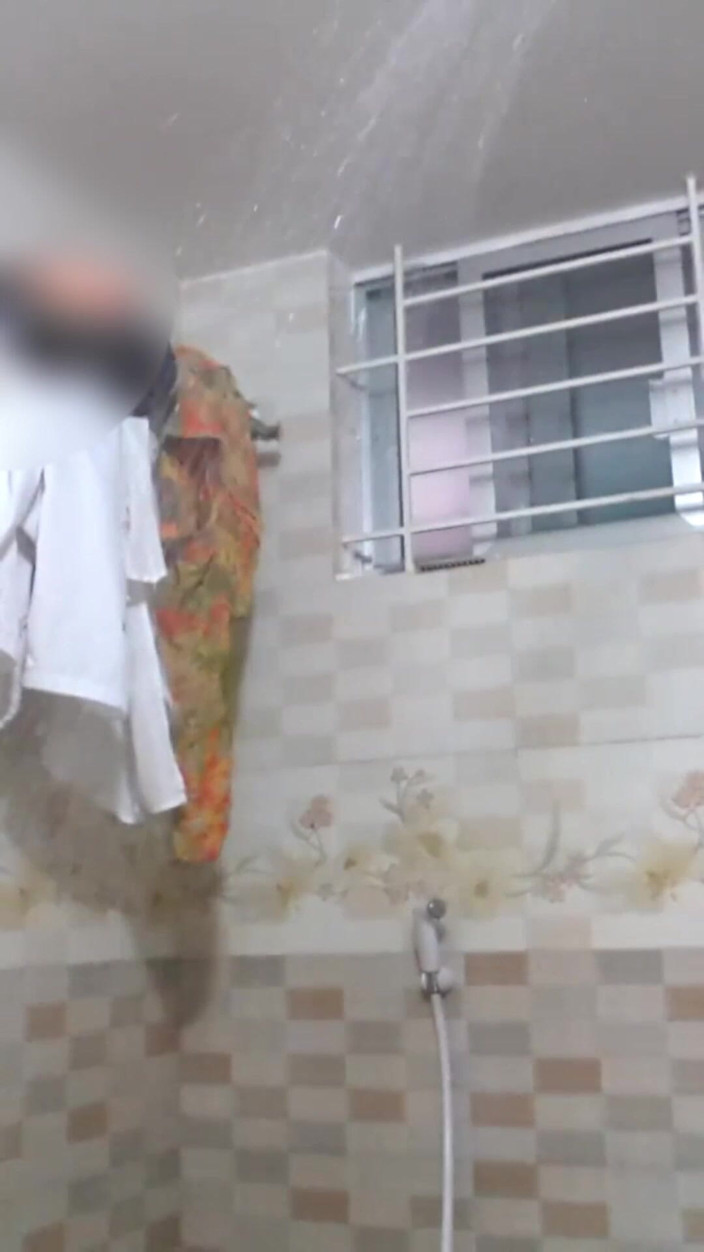 clubrealr: Bella ragazza che fa la doccia e scuote le tette