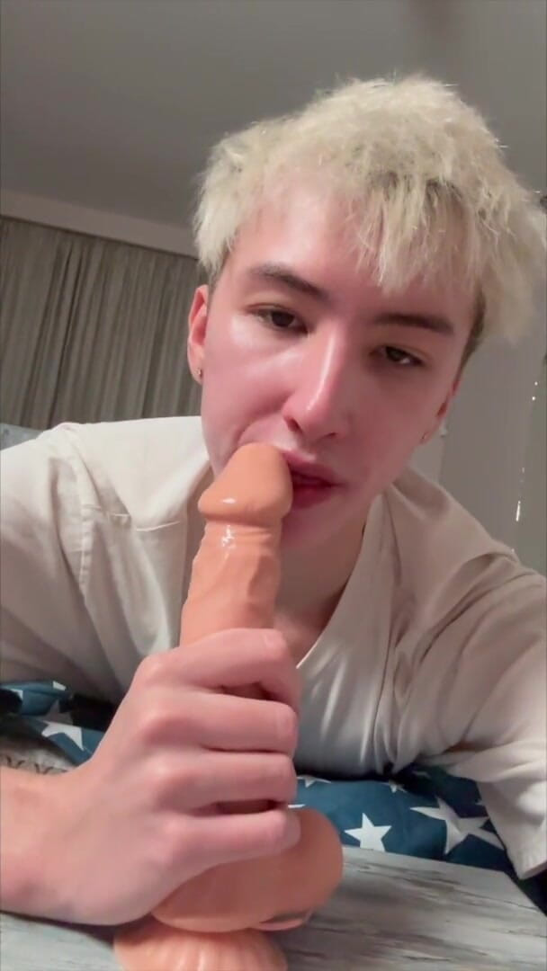 Sandro Jenner: Twink Carino Succhia E Salta Su Una Gomma E Eiacula...