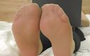 Mistress Legs: Meesteres voeten in zachte nylon sokken rusten op het bed