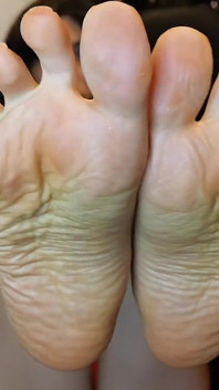 ฝ่าเท้ายับย่นของฉันคือหีของเธอ ไอ้แพ้