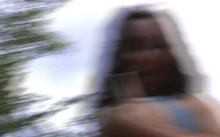 Porno kino: Des bombasses allemandes amateur sucent une bite à l’extérieur
