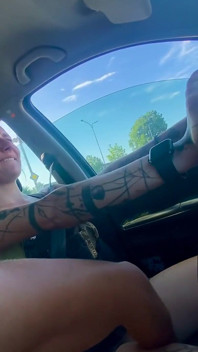 Elle joue avec sa chatte pendant qu'elle conduit tellement mouillée qu'elle se fait tremper sur le siège