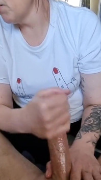 Riceve una sega lubrificato oleosa mentre la moglie parla con la sua amica video completo