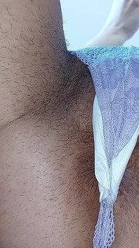 La sexy MILF prova le mutandine. Guardando una miLF pelosa, figa pelosa, grandi tette, culo grosso.