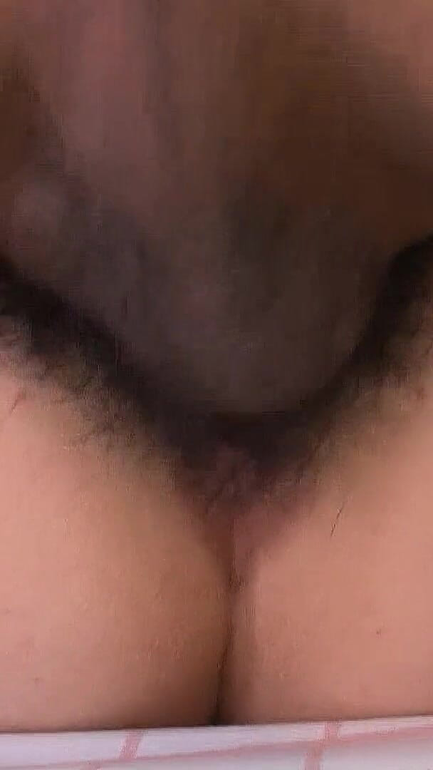 Asian porn collection: Сусід спокушає неслухняну азіатську мілфу Макі Оуджу і трахає її волохату пизду без цензури