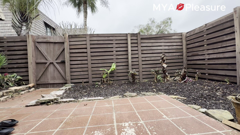 MYA Pleasure: Outdoor Pee for Bee Sting-side