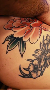 Questo coniglio maturo tatuato cerca di essere scopato senza sella nel culo