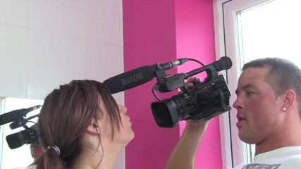 UK Babes: สาวผมแดงดูดควยแล้วเย็ดกันในห้องน้ำ