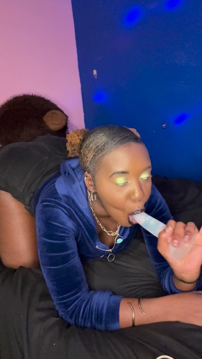 ALLIYAH ALECIA: Alliyah Alecia suge pula cu vibrator