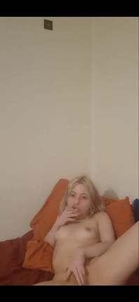 Fumo una sigaretta piena giocando con la mia figa