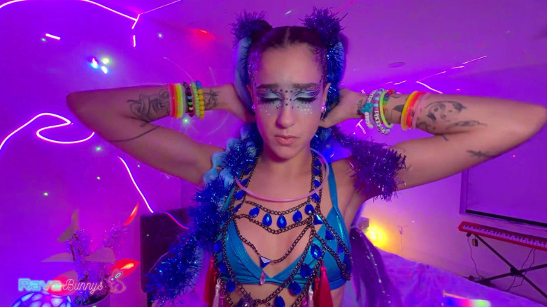 Rave Bunnys: Восторженная девушка Madison Steel раздвигает ноги для хуя ди-джея!