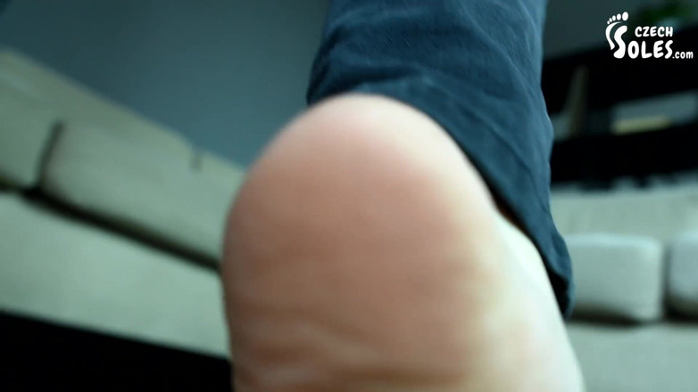 Czech Soles - foot fetish content: Nhà tù kính khổng lồ cho nô lệ chân nhỏ...