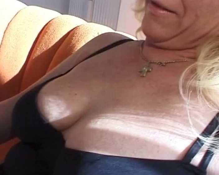 BB Video - Vintage Story: 德国业余成熟的三人行 ffm 天然巨乳金发女郎