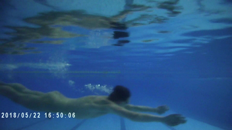 outdoor-fun: Kapalı halka açık havuzda tek başına sünnetsiz çıplak formda adam yüzme