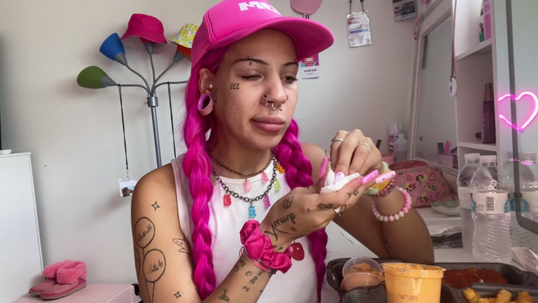 Nali Marie: Mukbang makanan pedas Vlog Extra Hot Mozzarella melekat