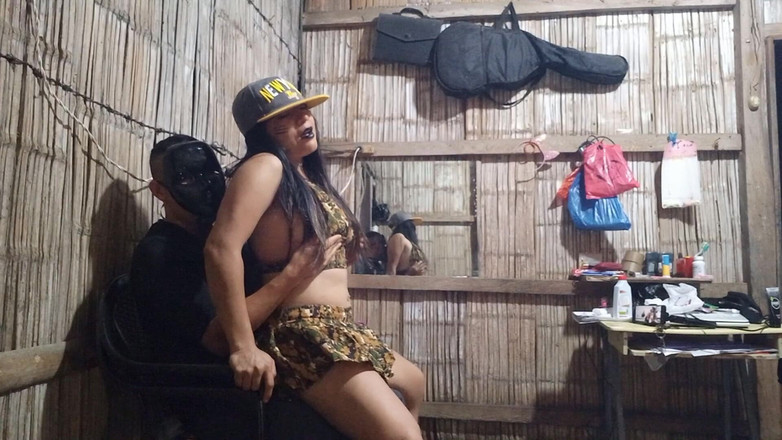 Martin13: Moje nevlastní sestra má na sobě krásnou krátkou sukni a...