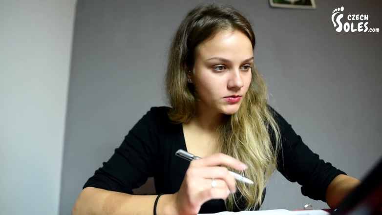 Czech Soles - foot fetish content: Pod biurkiem i seksownymi stopami i szpilkami